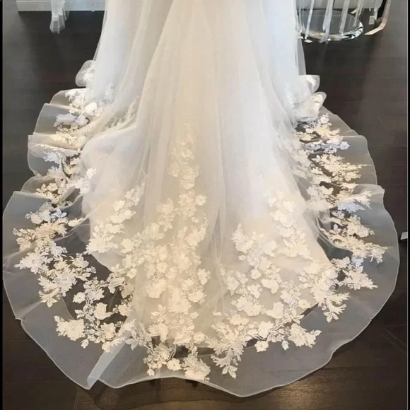 Wedding dress - Picture 3 of 5